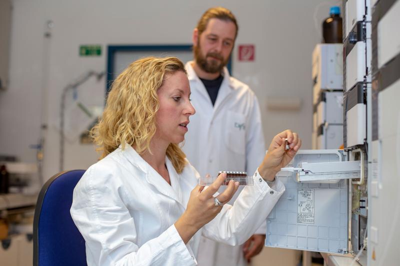 Dr. Daniela Weber mit Blutproben an einem Hochleistungsflüssigkeitschromatographie-System zur Ermittlung fettlöslicher Vitamine und Mikronährstoffe