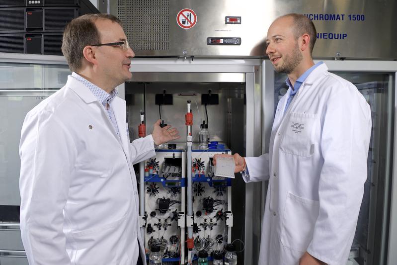 Steffen Brünle (rechts) und Jörg Standfuss an der Apparatur, mit der sie Proteine voneinander trennen.