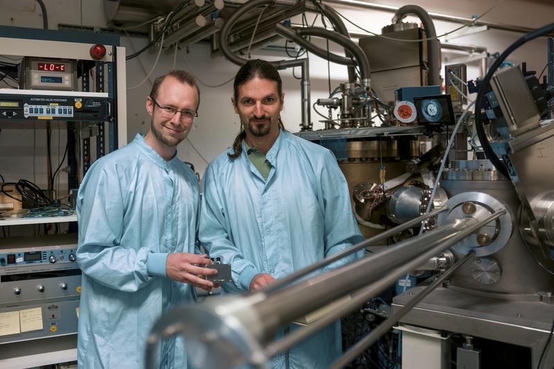  Sven Scholz (links) und Arne Ludwig sind Experten für die Herstellung von Quantenpunkten in Halbleitern.