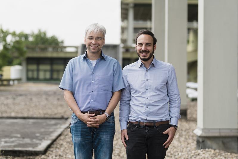  Dietmar Fischer (links) und Marco Leibinger wollen wissen, wie sich verletzte Nerven des Zentralen Nervensystems regenerieren können.