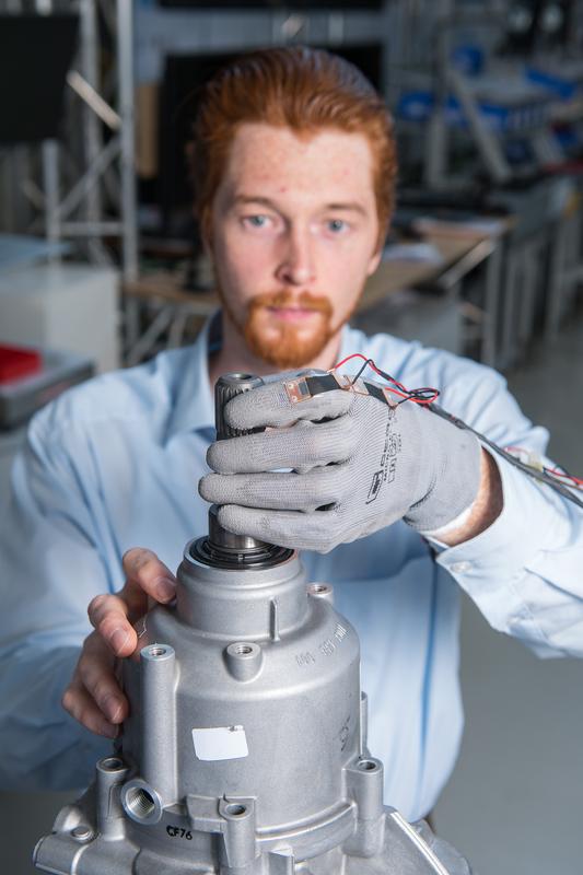 Ein Arbeits-Handschuh wird zur Schnittstelle zwischen Mensch und Maschine: Der Handschuh ist mit einer dünnen Folie überzogen, die als Sensor fungiert und übermittelt, wie sich die Hand bewegt.