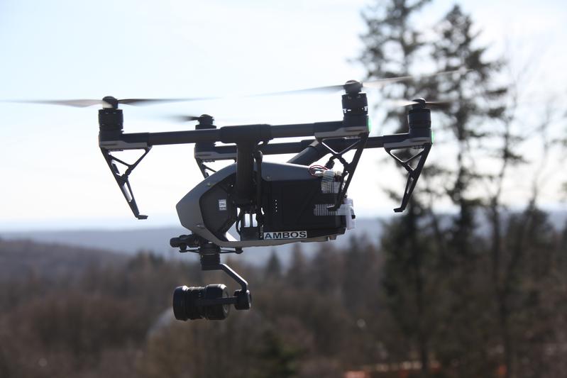 Im Rahmen des Projekts AMBOS wurde eine multimodale Lösung zur Detektion und Abwehr anfliegender Drohnen entwickelt, die auf vier unterschiedlichen Sensoriken und drei Effektoren basiert.