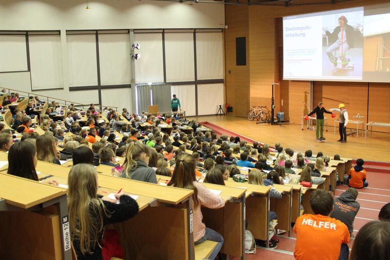 Teilnehmende der Kinder- und Jugenduni Ilmenau können sich auf spannende Vorlesungen freuen, die von renommierten Professoren altersgerecht gestaltet werden.