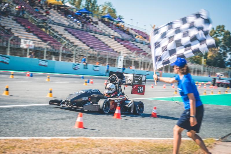 Zieleinlauf der Endurance in Barcelona: Hochschule Karlsruhe gewinnt Formula Student Spanien