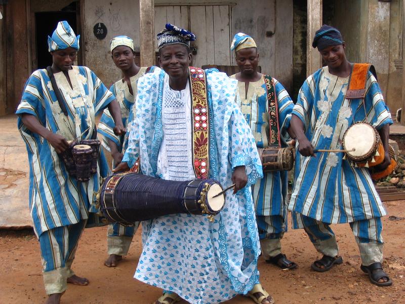 Meistertrommler Lamidi Ayankunle mit Mitgliedern seiner Familie in Erin-Soun, Nigeria.