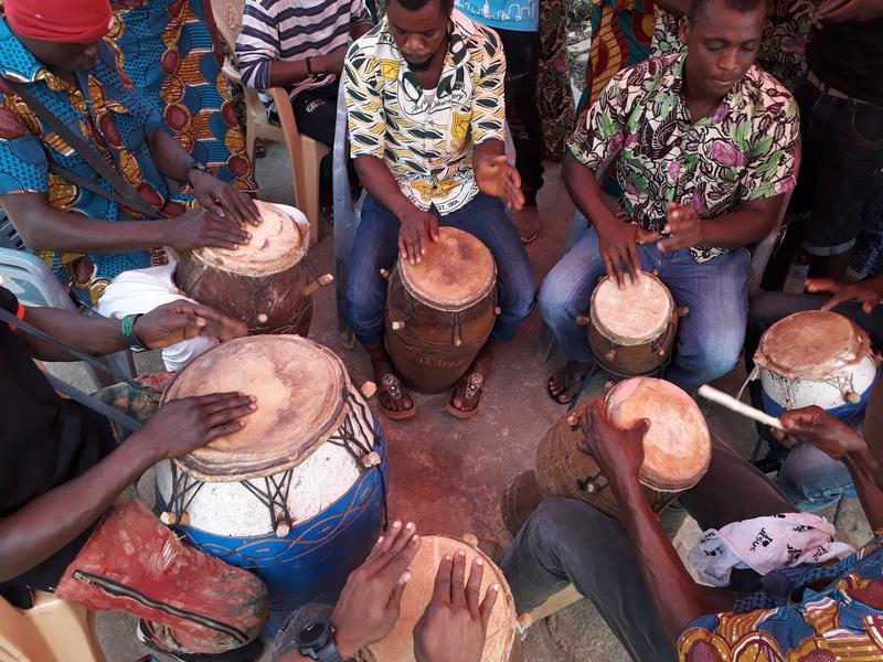 Trommler der Nutifafa Boboobo Group aus Kpando bei einer Performance in der Volta Region Ghanas.
