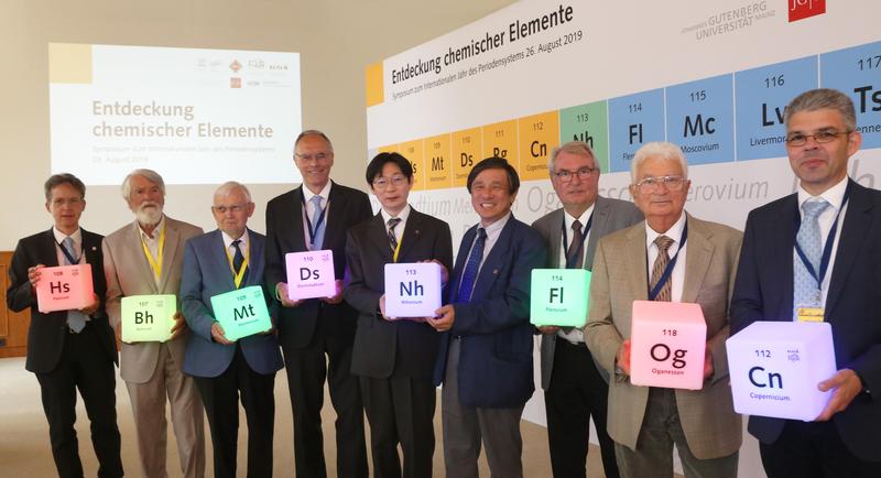 From left: Prof. C. E. Düllmann; Prof. P. Armbruster, Prof. G. Münzenberg, Prof. P. Giubellino, Dr. K. Morimoto, Prof. H. En'yo, Prof. S. N. Dmitriev, Prof. Y. Oganessian, Prof. M. Block