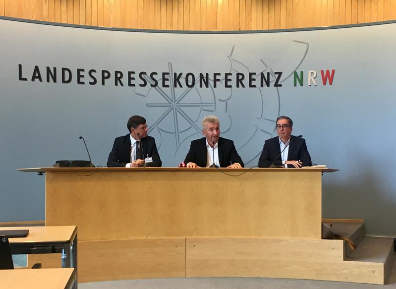 NRW-Wirtschafts- und Digitalminister Prof. Dr. Andreas Pinkwart (2.v.l.), und Fraunhofer IAIS-Institutsleiter Prof. Dr. Stefan Wrobel (l.) berichten über die Kompetenzplattform KI.NRW.