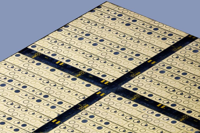 Galliumoxid-Chip mit Transistor- und Messstrukturen, hergestellt am FBH mittels Projektionsbelichtung