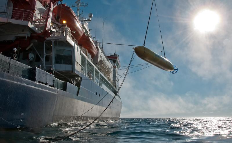 Aufnahme vom ersten Außeneinsatz des AWI-AUV auf einer Polarstern-Expedition im Jahr 2010 in die Framstraße. 