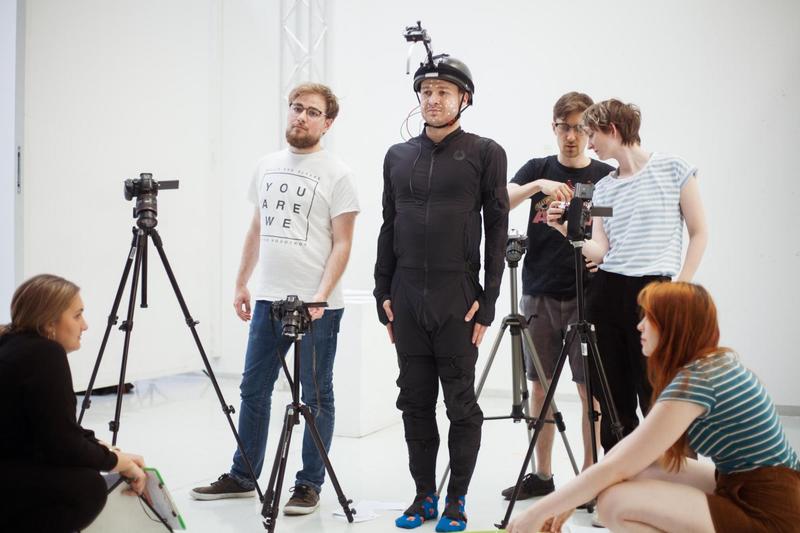 Der Schauspieler Marvin trägt einen Motion-Capture-Suit, einen Anzug also, der seine Bewegungen erfasst und aufzeichnet.