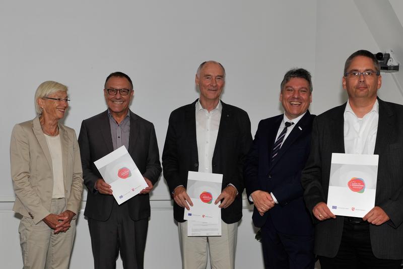 Dr. Sabine Johannsen (links), Staatssekretärin im Wissenschaftsministerium in Hannover, übergab die Bewilligungsbescheide.