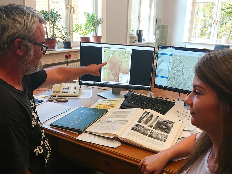 Dr. Gösta Hoffmann und Sabine Kummer von der Universität Bonn vollziehen anhand von archäologischen Publikationen den Verlauf des Eifel-Aquädukts nach. 