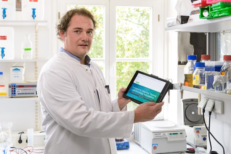 Team leader Dr Christian Rüter in the lab 