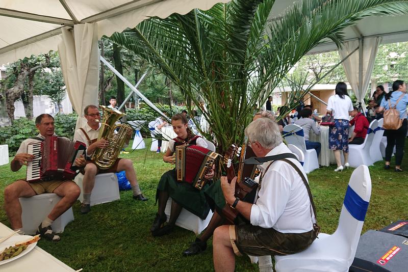 Musikerinnen und Musiker aus Deutschland bereicherten das Oktoberfest an der Kunming University of Science and Technology.