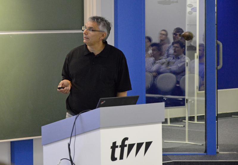 CAU-Professor Hermann Kohlstedt, Sprecher des Forschungsverbunds „Memristive Bauelemente für neuronale Systeme“, eröffnete den internationalen Workshop. 