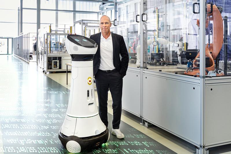 Institutsleiter Professor Thomas Bauernhansl mit dem Care-O-bot® 4.