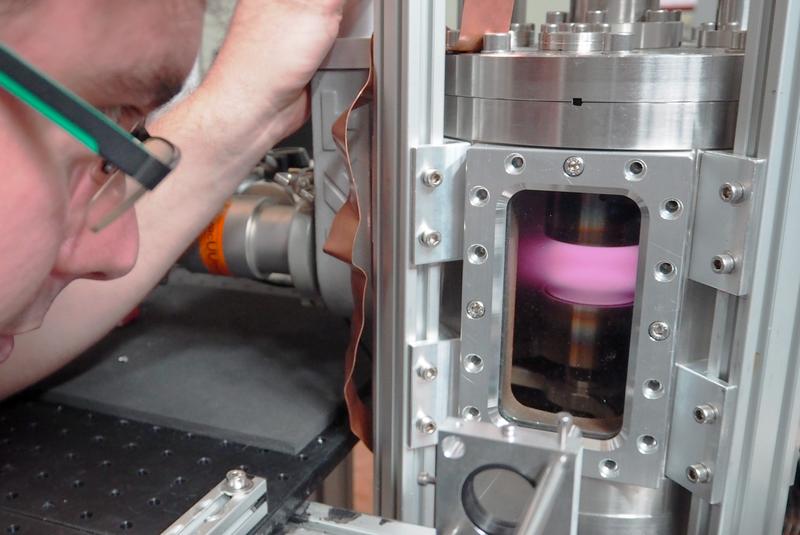 Doctoral candidate Oguz Han Asnaz at his plasma chamber for the production and treatment of nanoparticles. 