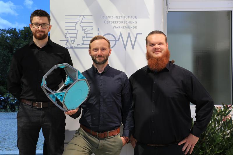 Das Erfinderteam  Maximilian Heinz (links), Nico Günzel (Mitte), Robert Balduhn (rechts) mit einem ihrer Modul-Container