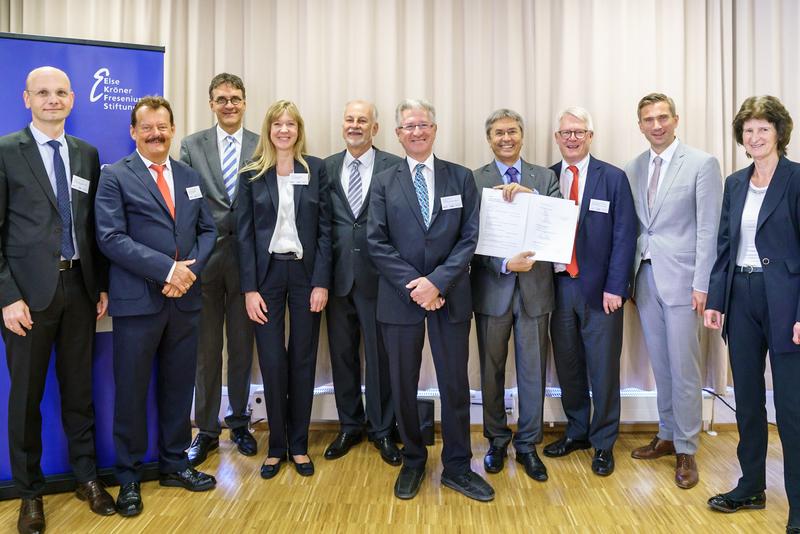Representatives of the Else Kröner-Fresenius Foundation (EKFS), TU Dresden and the University Hospital Carl Gustav Carus Dresden and two Saxon state ministers