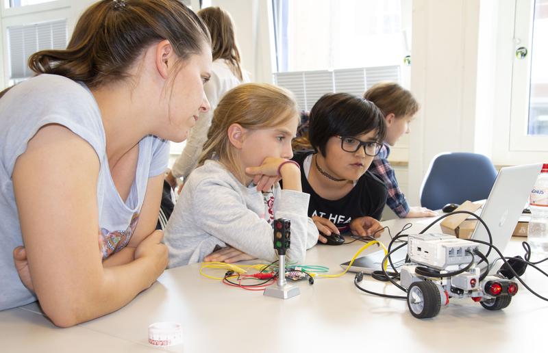 Programmierspaß im Open Roberta Coding Hub Kiel: Per »drag and drop« erwecken schon die Kleinsten ihre Roboter zum Leben.