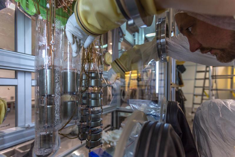 Arbeiten an den Germanium-Detektoren im Reinraum des unterirdischen Labors von Gran Sasso.