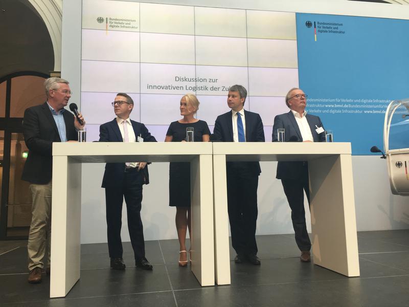 Diskussionsrunde (v.l.): Prof. Michael ten Hompel, Fraunhofer IML, Dominik Fürste, TX Logistik AG, Moderatorin Dr. Antje Grobe, Dialog Basis, Steffen Bilger, MdB, Dr. Rainer Wend, Deutsche Post DHL 