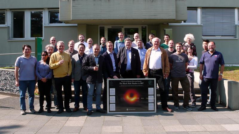 Mitglieder der Event Horizon Collaboration am MPI für Radioastronomie.