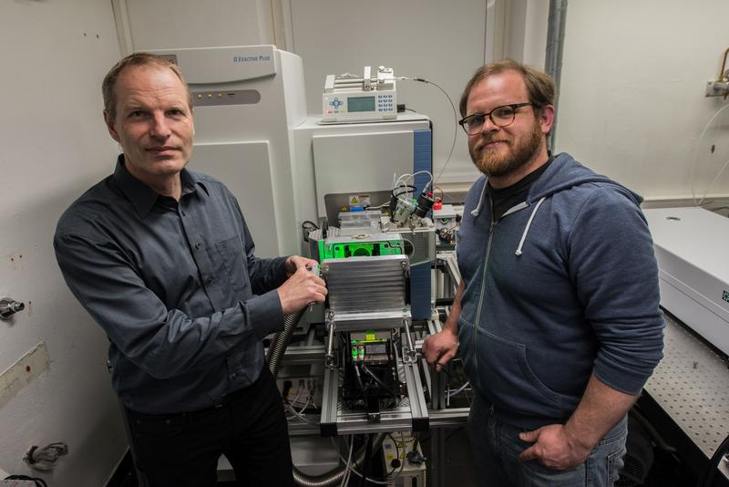 Prof. Klaus Dreisewerd (l.) und Dr. Jens Soltwisch 2017 bei der Installation des von der DFG geförderten Massenspektrometers im Institut für Hygiene 