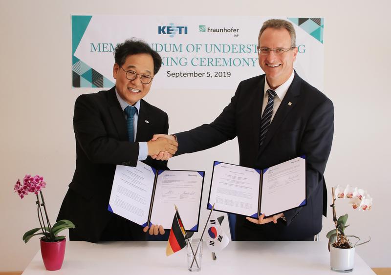 Dr. Y. Kim, Präsident von KETI und Prof. A. Böker, Leiter des Fraunhofer IAP besiegeln die Weiterführung ihrer Kooperation. Thema: Entwicklung von QD-Farbfiltern für Mikro-LEDs in Displays.