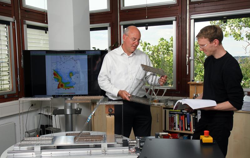 Professor Dr. Hamid Sadegh-Azar (li.) und Konstantin Goldschmidt erforschen, wie sich Schäden bei Gebäuden bei Erdbeben verringern lassen.