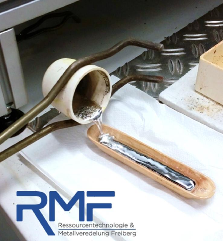 Gießen eines Indiumbarrens, der mit Hilfe der RMF-Technologie aus Reststoffen extrahiert wurde.