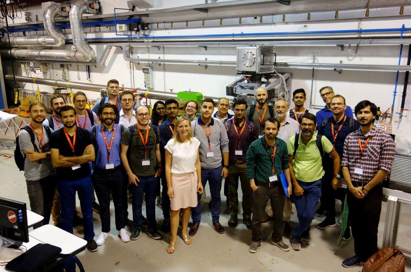 Die Teilnehmer und Organisatoren der Sommerschule sowie Forscher des Nationalen Instituts für Kernphysik (INFN) während der Laborbesichtigung am INFN in Fiscati. 