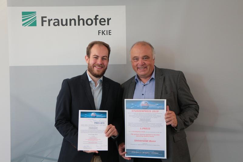 Preisträger Christopher Krah (l.) mit FKIE-Institutsleiter Prof. Dr. Peter Martini, der die mit dem AFCEA-Studienpreis auszgezeichnete Masterarbeit an der Universität  Bonn betreut hat. 