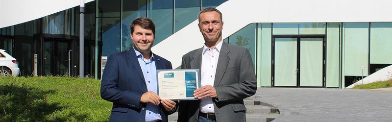 Michael Hertwig (links) und Joachim Lentes (rechts) vom Fraunhofer IAO mit ihrer Auszeichnung.