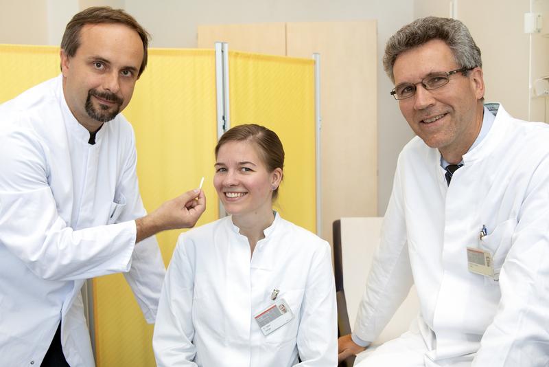 Ist wichtig für die Diagnose Sjögren Syndrom: Professor Dr. Thomas Skripuletz, Dr. Tabea Seeliger und Professor Dr. Torsten Witte mit dem "Schirmer Test", der die Tränenproduktion misst