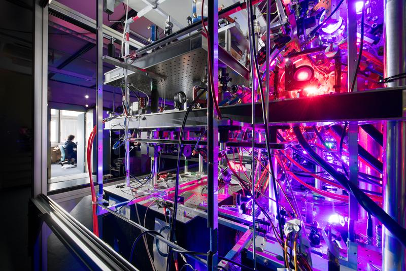 In diesem experimentellen Aufbau gelang es den Stuttgarter Forschern, mit Lasern und magnetischen Feldern den Suprafestkörper aus Dysprosium-Atomen zu erzeugen. 