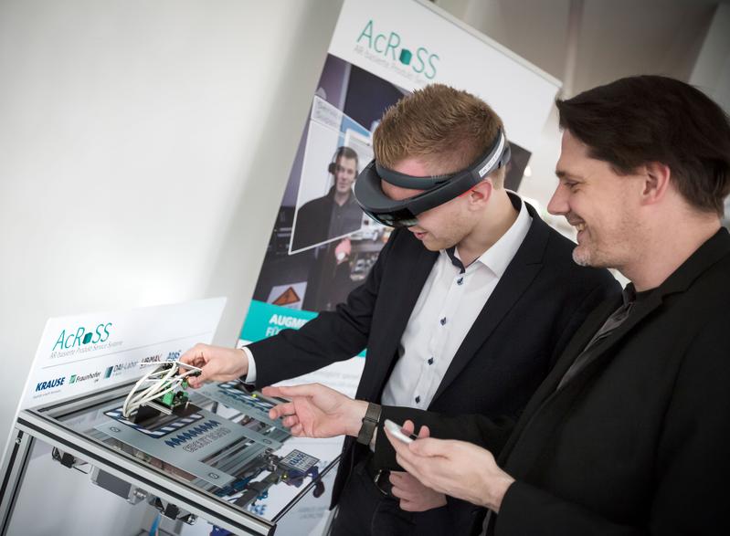 Montageanleitung via Augmented Reality -Brille: Diesen Smart Service könnte sich Pro-jektpartner Krause-Biagosch für die Zukunft vorstellen.