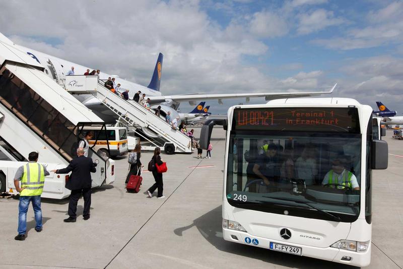 Vorfeldbus auf dem Frankfurter Flughafen (Symbolbild).