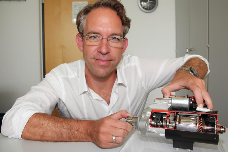 Prof. Dr. Sebastian Schlösser-Kranzusch mit einer elektrischen Hochlauf-Unterstützung für den sanften Motorenstart.