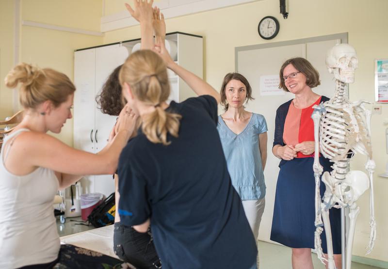  Zur Summerschool Allgemeinmedizin, die Dr. Inga Petruschke (2.v.r.), Dr. Sven Schulz und Prof. Jutta Bleidorn(r.) organisierten, gehörte auch ein orthopädischer Untersuchungskurs im SkillsLab Jena.