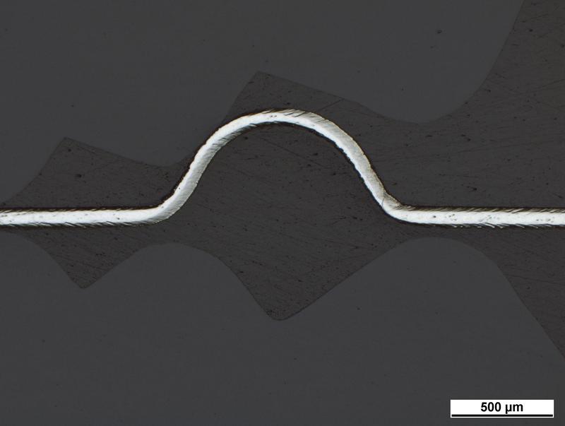 Testversuche zur Kanalgeometrie: Gebogenes Test-Bauteil aus Titan mit einer Blechstärke von 0,1 Millimeter.