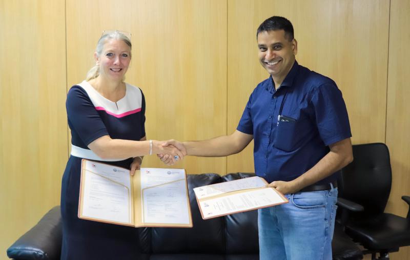 Prof. Dr. Harinath Chakrapani und Dr. Claudia Hillinger mit der unterzeichneten Erklärung. Foto: IISER Pune 