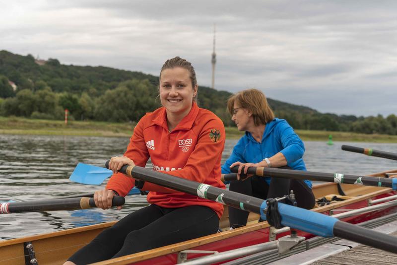 Tina Punzel (links), Europameisterin im Wasserspringen, sitzt am Sonnabend gemeinsam mit Krebspatienten in einem Boot.