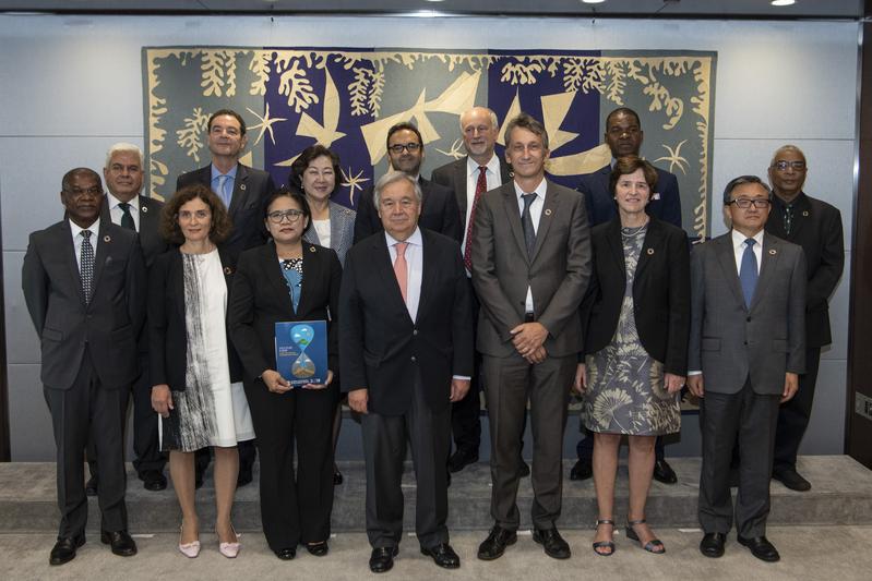 UNO-Generalsekretär António Guterres (Mitte) mit den internationalen Autorinnen und Autoren des ersten Weltnachhaltigkeitsberichts.