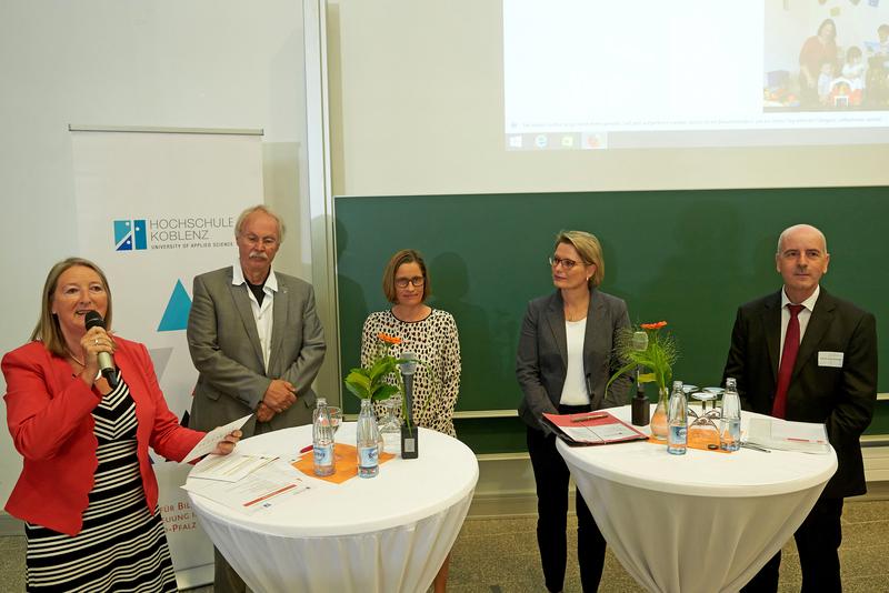 Von links: Moderatorin Inge Michels, Prof. Dr. Kristian Bosselmann-Cyran, Prof. Dr. Anette Kniephoff-Knebel, Staatsministerin Dr. Stefanie Hubig, Prof. Dr. Armin Scheider. 