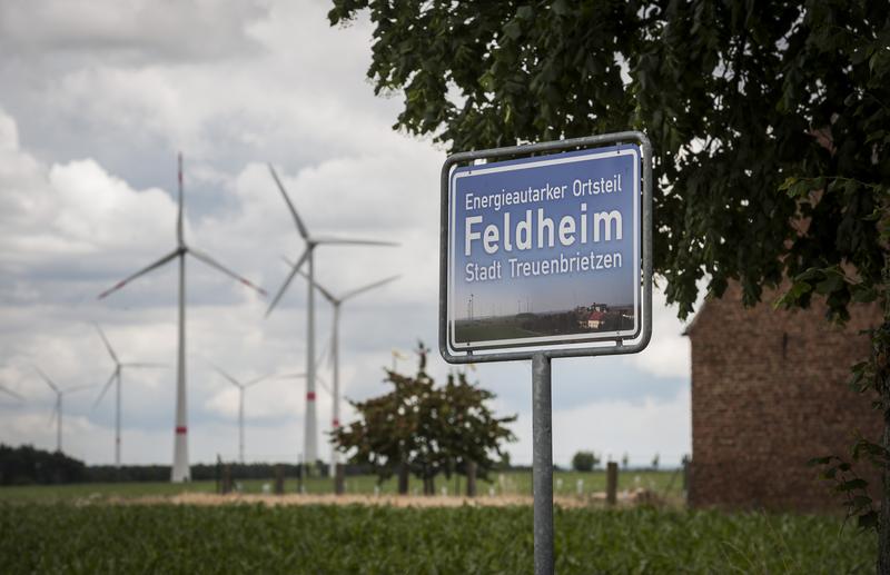 Feldheim in Brandenburg zeigt, dass es bei entschlossener Bürgerschaft zusammen mit der Politik möglich ist, ein bürgernahes, dezentrales, umweltgerechtes Energieversorgungssystem zu errichten.