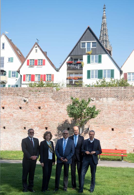 v.l.n.R.: Prof. Dr. Lehmann, Präsident HS Hof; Prof. Dr. Feser, Präsidentin HS Neu-Ulm; Prof. Dr. Kaiser, Rektor HS Rottenburg; Prof. Dr. Reuter, Rektor TH Ulm; Prof. Dr. Schneider, Rektor HS Aalen 