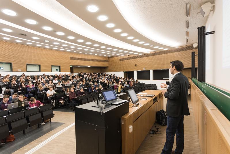 Ein Professor bei seiner Vorlesung an der Universität Leipzig.