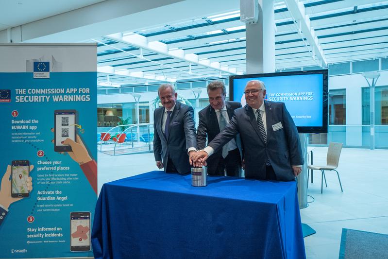 At the official launch of »EUWARN« (from left to right): Prof. Reimund Neugebauer, President of the Fraunhofer-Gesellschaft, EU Commissioner Günther Oettinger and Ortwin Neuschwander, TURM solutions.